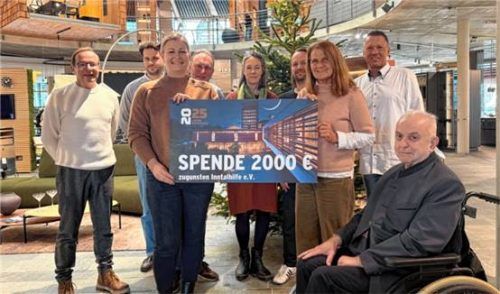 Spendenübergabe an Herbert John, Vorsitzender der Inntalhilfe (rechts, vorne).Foto Ruprecht