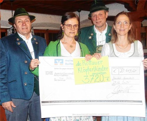 Spendenübergabe in Staudach: (von links) Martin Heigenhauser, Evi und Andi Hell und Bürgermeisterin Martina Gaukler von der Gemeinde Staudach-Egerndach.Foto Hötzelsperger