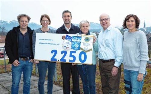 Spendenübergabe: (von links) Dr. Holger Maurer, Barbara Freyberger und Dr. Alexander Simon (alle „Lions Club Chiemsee-Westufer“) mit Bettina Brühl, Günther Bauer und Monika Hahn (alle „Leben mit Handicap“). Foto Berger