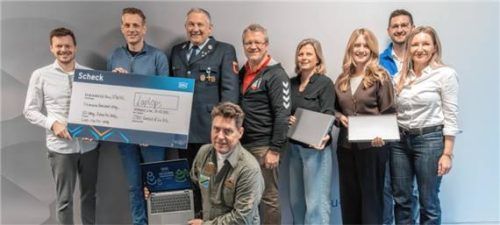 Spender und Empfänger: (von links) Markus Rannetsberger (Werksleiter ODU), Martin Hohenadl (Förderverein Realschule Waldkraiburg), Josef Birnkammer (Freiwillige Feuerwehr Mühldorf), Michael Hell (Rotary-Club Mühldorf-Waldkraiburg), Hubert Konrad (VfL Waldkraiburg), Claudia Erkelenz und Silvana Morgenstern (Kinderkrebshilfe BALU), Johannes Buchner-Obergaulinger und Barbara Ortmaier (ODU). Foto re