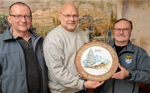 Sportleiter Paul Eder (von links), Sieger Gordian Bichler und Kameradschaftsleiter Hans Hinterlochner. Foto re