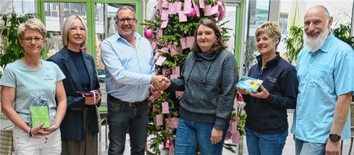 Stadtwerke-Leiter Stefan Barber gratuliert der Hauptgewinnerin Dagmar Koch, bevor (von links) Beauty-Kuppel-Chefin Heidi Salcher, „Auszeit“-Gastronomin Sabine Gollers und Therme-Marketing-Leiterin Birgit Haagen die einzelnen „Teilgewinne“ übergaben. Rechts im Bild: Betriebsleiter Matthias Hohmann. Foto Baumann