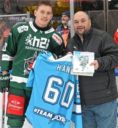 Starbulls-Verteidiger Shane Hanna erhält von OVB-Sportredakteur Thomas Neumeier die Auszeichnung für den „Spieler des Monats Dezember“ in der DEL2.Foto Hans-Jürgen Ziegler