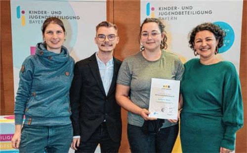 Stefanie Horki aus Waldkraiburg (Dritte von links) wurde vom Bayerischen Jugendring als „Beteiligungscoach“ zertifiziert. Foto BJR