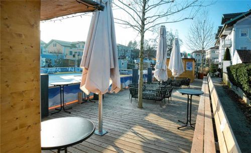 Steg und Gastrohütte im Wendelsteinpark bleiben auch nach dem Winterzauber, können von den Priener Vereinen genutzt werden. Fotos Berger