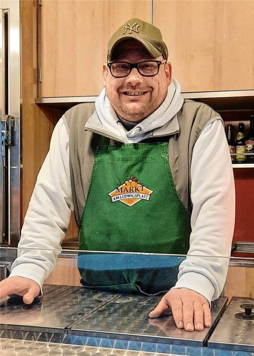 Steht seit 25 Jahren am Würstlstand am Ludwigsplatz: Alex Reiserer. Fotos Lohberger
