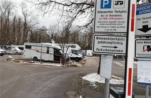 Stets gut belegt ist der Parkplatz für Wohnmobile bei der Therme in Bad Aibling. Ein Wohnmobil-Reisender gibt durchschnittlich knapp 60 Euro pro Tag in der Stadt aus. Foto Kotter