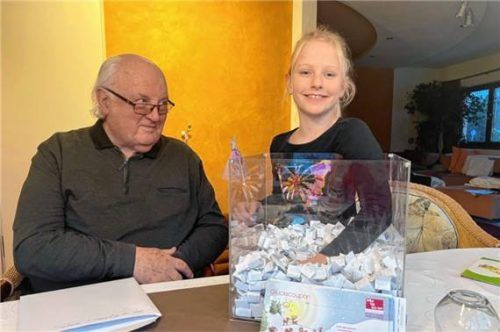 Steuerberater-Urgestein Emil Haubner überwacht die Ziehung der Gewinnlose durch Glücksfee Felicitas Veicht.Foto re