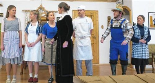 Stillgestanden und Ohren gespitzt: Maria Käsbauer (Daniela Breiteneicher, in Schwarz), die Herrin des Hauses, erteilt ihren Töchtern (von links) Vroni (Steffi Weichselgartner), Toni (Andrea Weichselgartner) und Moni (Lena Schiller) sowie Bäckergehilfe Benedikt (Johannes Ginnhuber), Schwiegersohn Anderl (Lukas Kreck) und Schwester Hedwig (Christina Schwabl) genaue Anweisungen. Foto Gillhuber