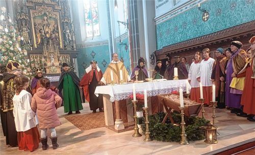 Stolz auf das beeindruckende Spendenergebnis: Sternsinger, Ministranten und Pfarrvikar bildeten einen gemeinsamen Gebetskreis beim Vaterunser.Foto Giesen