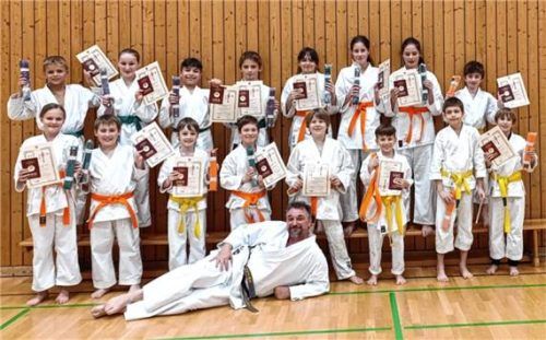 Stolz zeigten die Sportler ihre Gürtel. Fotos Kersting-Statt