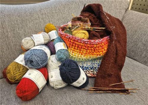 Strickprofis und Anfänger sind zum Handarbeitstreff eingeladen. Foto  Stadtbibliothek Rosenheim