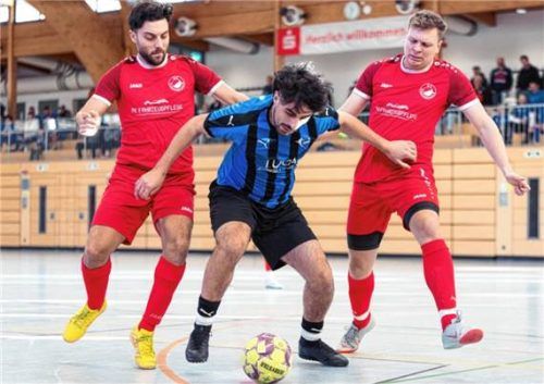 Szene aus der Partie zwischen der DJK Traunstein (Mitte) und dem SV Oberfeldkirchen.Foto Christian Mühlhofer