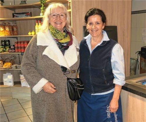 Tafel-Chefin Claudia Vill (links) und Birgit Rumpel freuten sich über den großen Erfolg der Braten-Paten-Aktion zugunsten der Bedürftigen. Foto baumann