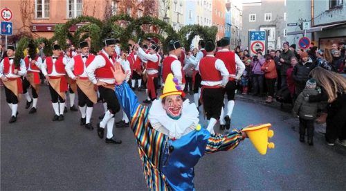 Tanz der Schäffler in der Wasserburger Altstadt.