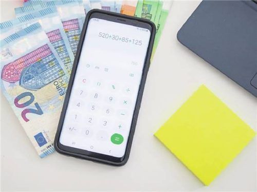 Teilzeit: Bei der Berechnung von Gehalt und Urlaub ist oft der Taschenrechner gefragt. CHRISTIN KLOSE/DPA-TMN