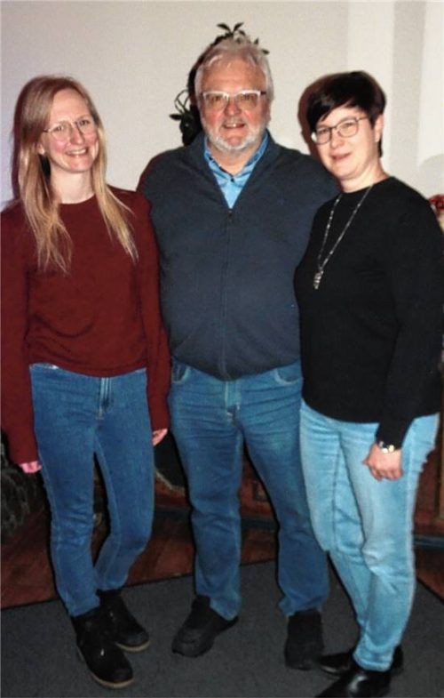 Theatergruppe-Sprecher Alois Fürstenberger freut sich über die neuen Vorstandsmitglieder Sarah Ebenbichler (links) und Melanie Schreiber. Foto meling