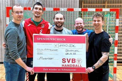 Tom Neuwirth (rechts) konnte in bester Siegerlaune zusammen mit dem SVB-Handballer-Quartett (von links) Florian Zinner, Mario Lackovic, Florian Rupp und Lukas Wessely beim letzten Jahres-Heimspiel 2025 den Spenden-Scheck über 1.110 Euro für die „Movember Charity-Aktion“ präsentieren. Foto Neuwirth