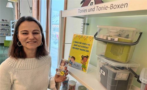 „Tonies“ sind der große Renner bei den jungen Besuchern. Büchereileiterin Gabriele Huber bietet mittlerweile ein eigenes Regal mit den Hörspielboxen an. Foto Kotter
