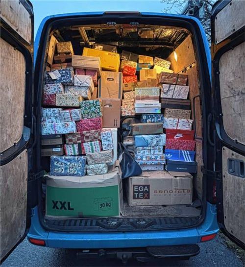 Transporter voller Geschenke: Die Weihnachtsaktion des Lions-Clubs war ein großer Erfolg. Foto re