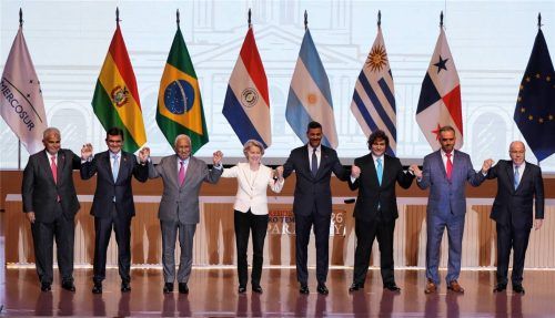 Treffen zur Unterzeichnung eines Freihandelsabkommens zwischen der Europäischen Union und dem Mercosur: (von links) Jose Raul Mulino, Präsident aus Panama, Rodrigo Paz, Präsident aus Bolivien, Antonio Costa, Präsident des Europäischen Rates, Ursula von der Leyen, Präsidentin der Europäischen Kommission, Santiago Peña, Präsident aus Paraguay, Javier Milei, Präsident aus Argentinien, Yamandu Orsi, Präsident aus Uruguay, und Mauro Vieira, Außenminister aus Brasilien. Foto dpa