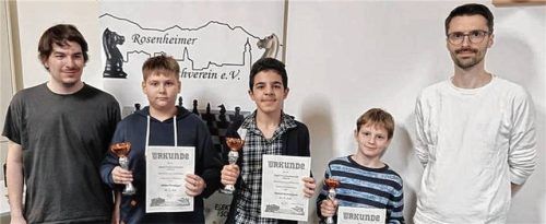 U14-Meister Robert Samvelyan (Mitte), flankiert vom Ersten Spielleiter Steven Limbrunner, dem Zweitplatzierten Aiden Prediger, dem Drittplatzierten Artem Romanov und Schiedsrichter Mickael Pouchon.Foto Braun