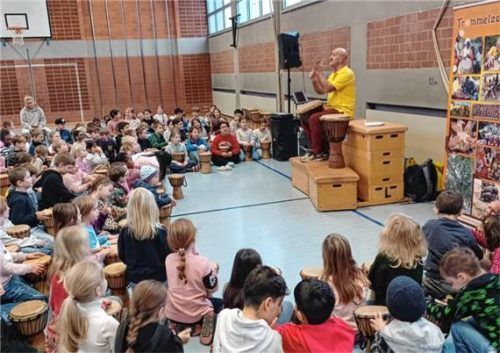 Über 200 Kinder beteiligten sich am Trommelzauberprojekt durch FitZ.Foto re