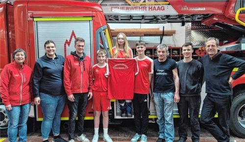 Übergabe neuer Mannschaftskleidung an die Haager Feuerwehrjugend: Unser Bild zeigt von links nach rechts: Doris Noller, Maria Reich und Fabian Neumann für die Freiwillige Feuerwehr Haag, drei motivierte Mitglieder der Feuerwehr-Jugend und Tom Göschl, Manuel Bauer und Hans Urban als Vertreter der Organisatoren des Haager Starkbierfestes. Foto re