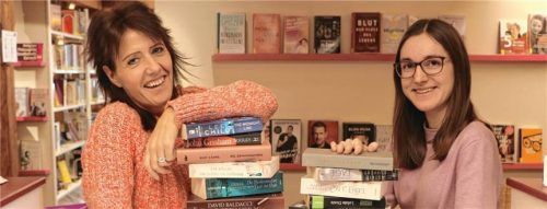 Um Platz für Neuerscheinungen zu schaffen, starten Büchereileiterin Melanie Schieber (rechts) und Mitarbeiterin Bianca Radlinger im Februar einen Bücherflohmarkt. Foto Markt Prien a