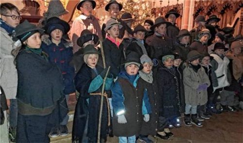 und die Kinder der Trachtenvereine Albertaich Frabertsham und Obing die mit ihren lustigen Hirtenliedern etwas Schwung in die feierliche Stunde bringen