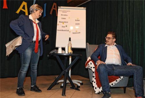 UWG-Kandidat Peter Hobmaier (rechts Christian Unterhuber) macht sich schon mal im Rathaus breit. Das gefällt Noch-Bürgermeister Erwin Baumgartner (links Elli Hellfeuer) gar nicht.