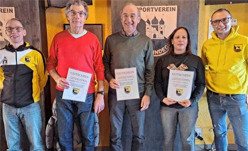 Vereinsvorsitzender Markus Schwarzenböck (rechts) und stellvertretender Abteilungsleiter Christian Jakob (links) ehrten Daniela Nemela, Günther Weitzer und Theo Huhnholt.Foto  Fladerer