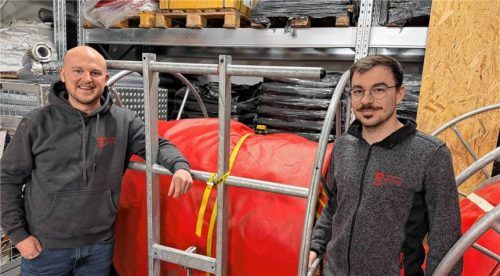 Vereinsvorsitzender Michael Krimplstötter (links) und stellvertretender Kommandant Michael Kaffl vor den mobilen Hochwasserschutzeinrichtungen, über die die Willinger Feuerwehr verfügt. Sie werden nach deren Fertigstellung im Anbau des Gerätehauses untergebracht. Foto  Kotter