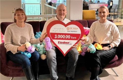 Verena Leonhard (Polstermöbel Fischer), Detlef Künzel (Tafel Mühldorf) und Sabine Menzel (Polstermöbel Fischer) bei der Übergabe des Schecks und der Kuscheltiere.