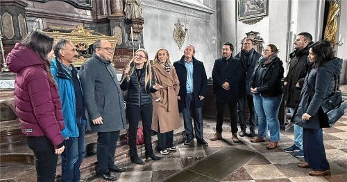 Verschafften sich einen Überblick: (von links) Anja Steckbauer (Staatliches Bauamt Rosenheim), Dr. Georg Grötsch (Kirchenpfleger St. Nikolaus), Klaus Vogl, (Dekan und Pfarrer), Christiane Hüpping, (Staatliches Bauamt Rosenheim), Doris Lackerbauer (Staatliches Bauamt Rosenheim), Wilhelm Trautmannsberger (Verwaltungsleiter St. Nikolaus), Benedikt Weig (Staatliches Bauamt Rosenheim), Dr. Hans Rohrmann, (Erzbischöfliches Ordinariat München-Freising), Anja Talavera, (THOST Projektmanagement), Matijas Vidos, (Erzbischöfliche Finanzkammer), Joanna Dekta-Andris (Erzbischöfliche Finanzkammer). Foto Staatliches Bauamt Rosenheim