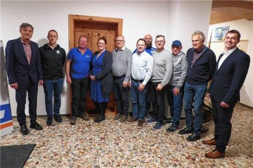 Verteilung der Zweckerträge der Raiffeisenbank: (von links) Geschäftsstellenleiter Werner Brandl, Stefan Kraus, Christian Zieglgänsberger, Amelie Rammensee, Werner Schreiber, Hans Haider, Robert Pichler, Hubert Haider, Herbert Stadler und Geschäftsstellenleiter Tobias Zellner. Foto Georg Mehling