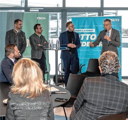 Vertreter aus Landes- und Kommunalpolitik diskutierten auf Einladung der CSU-Kreisverbände Rosenheim-Land und Rosenheim-Stadt über den Wirtschaftsstandort Deutschland. Auf dem Foto (stehend von links): Rosenheims Oberbürgermeister Andreas März, Klaus Holetschek, CSU-Fraktionsvorsitzender des Landtags, Fabian Artmann, der die Moderation des Podiumsgesprächs übernahm, sowie Landrat Otto Lederer. Foto Thomae