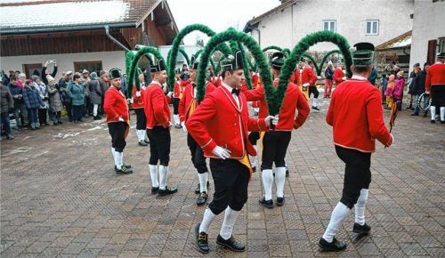 Viel Applaus gab es für die Darbietungen wie hier den Reigentanz. Foto Stache