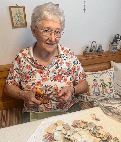 Viel zu tun hatte Marlene Liegl im vergangenen Vereinsjahr. Nach einer Berichterstattung in der Heimatzeitung über ihre ehrenamtliche Tätigkeit erhielt sie kiloweise Briefmarken, mit deren Verkaufserlös die Ausbildung junger Menschen in der Dritten Welt gefördert wird. Foto Kotter