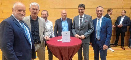 Viele Bürgermeister aus dem Landkreis (unter anderem Bürgermeistersprecher Thomas Einwang, Georg Auer, sein Stellvertreter Ingo Fiebiger, Rainer Greilmeier, Landrat Max Heimerl und Robert Pötzsch) folgten der Einladung zum Neujahrsempfang der Gemeinde Ampfing.Fotos  Stettner
