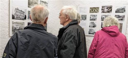Viele interessierte Gäste bei der Foto-Ausstellung im Gemeindeamt. Foto bua