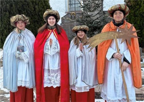 Vier Ministranten sammelten Spenden für die Sternsinger-aktion gegen Kinderarbeit. Foto  Re