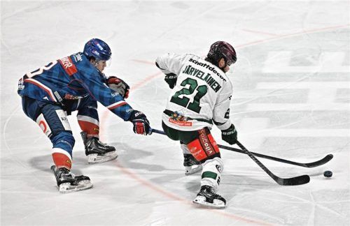 Ville Järveläinen (rechts) machte den zweiten Rosenheimer Treffer und baute den Vorsprung der Gäste so aus.Foto Stephan Eckenfels