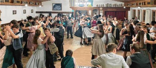 Volkstanzkurs beim Trachtenverein Hittenkirchen.Fotos Hötzelsperger