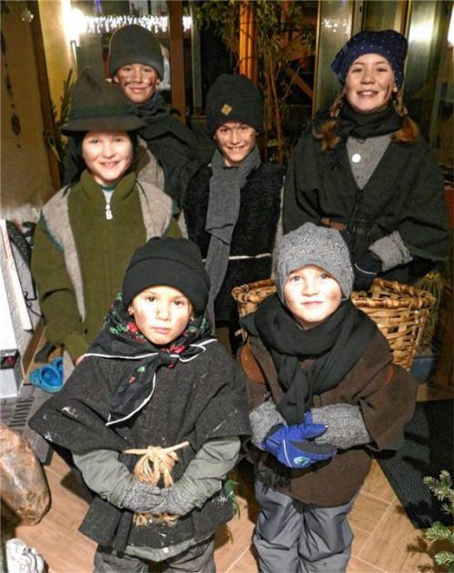 Voller Freude im Ort unterwegs – für kranke Kinder: die Klöpfelsänger.