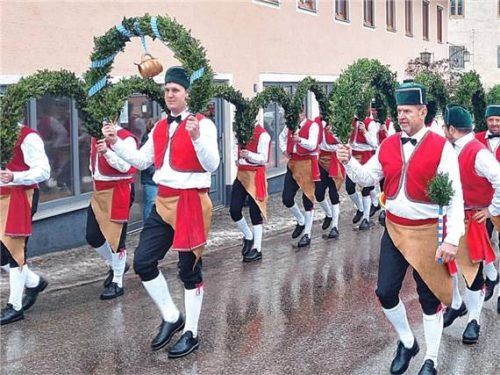 Vom Marktplatz her zogen die Wasserburger Schäffler zum Parkplatz der Sparkasse. Foto Unterforsthuber