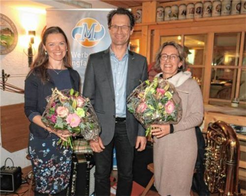 Vom Zweiten Vorsitzenden Michael Weber gab es Blumen für die langjährige Vorsitzende Christine Knoll (rechts) und für ihre Nachfolgerin Caroline Deinert zum Einstand. Foto Baumann