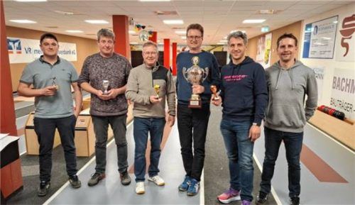 Von links: bester Kegler Kevin Neudecker, Zweiter Manfred Emberger, Heinrich Gillhuber, Gerhard Obermaier, Stefan Huber, und Organisator Rupert Kirchisner. Foto Stettner