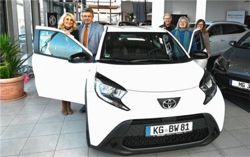 Von links: Brigitte Haslbeck-Mayr vom Autohaus Haslbeck, Manfred Putz, Vorstand der Lions Hilfe e.V., Reinhold Haslbeck sowie die Lions-Präsidentin Andrea Mooshammer übergaben den Hauptgewinn, einen Toyota Aygos 1,0-l., an die glückliche Gewinnerin.