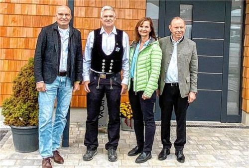 Von links: Chiemseehospiz-Vorsitzender Stefan Scheck, die Eheleute Franz und Ingrid Wörndl sowie der Vorsitzende des Hospiz-Fördervereins Georg Grabner.Foto Hötzelsperger